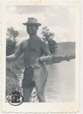 Homem sem camisa pescador cara segurando peixe praia sorridente foto vintage original. 192, usado comprar usado  Enviando para Brazil