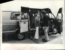Usado, 1978 Press Photo oficiais olham sobre van de idosos em Clifton Park, NY comprar usado  Enviando para Brazil
