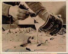 1954 Press Photo Richard Marshall molda gesso de Paris para criar arte pendurada comprar usado  Enviando para Brazil