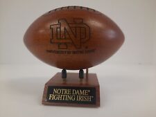 Mini fútbol americano de madera GBOW de 3 pulgadas de la Universidad de Notre Dame en un soporte...  segunda mano  Embacar hacia Mexico