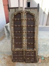 Antigua puerta delantera de madera artesanal de Rajasthan con detalles de latón y hierro, usado segunda mano  Embacar hacia Argentina