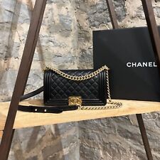 Bolsa Chanel preta acolchoada pele de cordeiro GHW média para menino comprar usado  Enviando para Brazil