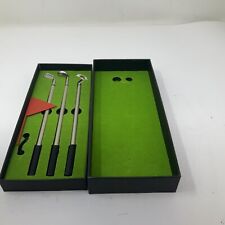 Usado, Mini juego de golf de 10" con tres bolígrafos de golf, caja hecha como campo de oro, sin bolas segunda mano  Embacar hacia Argentina