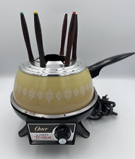 Olla de fondue eléctrica Oster 1970 con tapa 6 pinchos dorada/bronceada funcionando 701-01A segunda mano  Embacar hacia Argentina