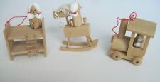 Usado, Trio de enfeites de boneca de Natal arte popular de madeira, trem, cavalo de balanço, beliche comprar usado  Enviando para Brazil