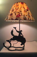 Usado, Lámpara de hierro forjado temática de rodeo vaquero de colección con vaqueros en sombra de lámpara segunda mano  Embacar hacia Argentina