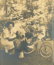 Usado, Woman Con Niño Encendido Bicycle Bicicleta Y Grande Peludo Perro Antigüedad Foto segunda mano  Embacar hacia Argentina