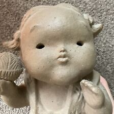 Cerámica de terracota japonesa vintage - escultura de arcilla para niña con bola de hilo segunda mano  Embacar hacia Argentina