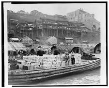 Fardos de algodón, barcaza de madera, casas sobre pilotes, ropa para secar, 1944, Chongqing, China segunda mano  Embacar hacia Argentina