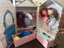 MADELINE 1999 Eden Doll House guarda-roupa/estojo de transporte 2 bonecas 8" + lote de roupas comprar usado  Enviando para Brazil