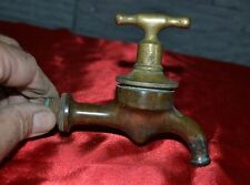 Beau robinet d'eau ancien en laiton à gros siège (Evier pierre à eau...) d'occasion  Ambérieu-en-Bugey