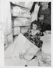1989 Foto de prensa Westminster empleada de encaje Julieann Tosi pliega mantel de encaje segunda mano  Embacar hacia Argentina