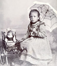 CDV Linda Niña con Muñeca en Carro Buggy Paraguas Fotografía Antigua Alemana segunda mano  Embacar hacia Argentina