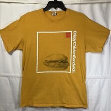 Camiseta sanduíche frango crocante membro da equipe de trabalho McDonalds tamanho médio cultura pop comprar usado  Enviando para Brazil