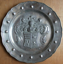 Occasion,  Ancien plat étain avec poinçon et inscription heaume Armoirie chevalerie  d'occasion  France