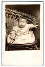 Cartão postal bonito bebê em cadeira de vime estúdio fotográfico RPPC c1910's antigo publicado comprar usado  Enviando para Brazil