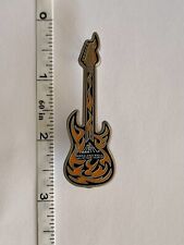 Alfiler de solapa para guitarra esmalte de llama naranja del museo del Salón de la Fama del Rock and Roll segunda mano  Embacar hacia Argentina