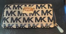 Carteira Michael Kors MARROM com letras pretas MK placa de identificação frontal dourada comprar usado  Enviando para Brazil