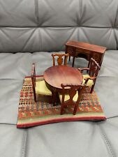 Conjunto de mesa 4 cadeiras aparador e tapete miniatura para sala de jantar casa de bonecas Tynietoy comprar usado  Enviando para Brazil