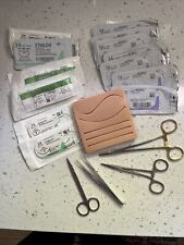 Almohadilla de entrenamiento de sutura de silicio - Kit de práctica de 5 heridas con herramientas y 13 suturas segunda mano  Embacar hacia Argentina