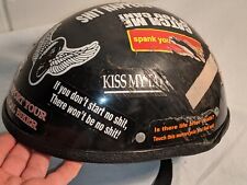 Meio capacete vintage de motociclista adornado com adesivos e erupção cutânea na estrada comprar usado  Enviando para Brazil