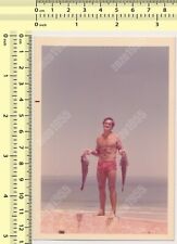 Homem sem camisa de praia em troncos segurando peixe musculoso cara bonito foto vintage comprar usado  Enviando para Brazil