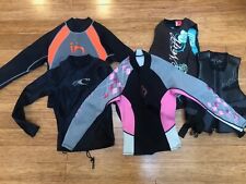Lote de 5 camisas y chalecos salvavidas de neopreno para mujer; O'Neill, CWB, tallas 6 y 8 segunda mano  Embacar hacia Argentina