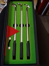 Usado, "Mini juego de golf de 10" con tres bolígrafos de palo de golf de 8"", caja hecha como campo de golf 2 bolas segunda mano  Embacar hacia Argentina