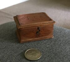Baúl de madera tallada vintage artesanal casa de muñecas miniatura ¿Español? segunda mano  Embacar hacia Argentina