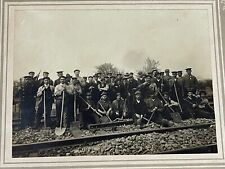 Funcionários da construção de ferrovia com trilho de postura Bossman foto antiga montada comprar usado  Enviando para Brazil