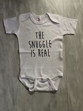 The Snuggle Is Real Baby One Piece - Roupa engraçada para bebê presente fofo 6-12 meses NOVO comprar usado  Enviando para Brazil