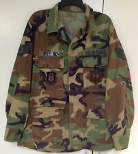 US Air Force Blouse/Shirt Battle Dress Uniform (BDU),Woodland, Med Reg W/Patches d'occasion  Expédié en France