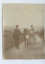Homem de uniforme leva cavalo e carrinho em ambiente rural - foto instantânea dos anos 1900 comprar usado  Enviando para Brazil