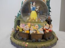 Disney Snow White Cottage in the Forest Animated Musical Snowglobe d'occasion  Expédié en France