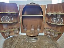 Armário de bar vintage de madeira com copos de barril de uísque meados do século comprar usado  Enviando para Brazil