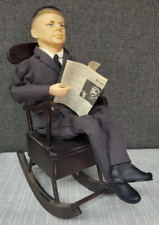 Vintage Kamar 1963 Presidente John F Kennedy com Cadeira de Balanço e Jornal ~ Funciona! comprar usado  Enviando para Brazil