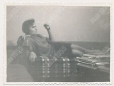 Usado, Mulher deitada sofá-cama fumar cigarro senhora mulher foto vintage original comprar usado  Enviando para Brazil