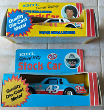 Usado, Stock Cars Ertl (2) escala 1/25 - Darryll Waltrip / Richard Petty - Na caixa comprar usado  Enviando para Brazil