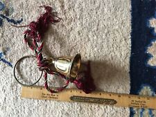 Campana colgante vintage de latón macizo de 3,5"" con cuerda y anillo de colores segunda mano  Embacar hacia Argentina