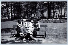 Cartão postal Holland Michigan MI foto RPPC tempo de tulipa feminino sentado no banco c1940's comprar usado  Enviando para Brazil