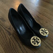 Sapatos TORY BURCH Sarah couro preto biqueira redonda logotipo dourado fivela bombas cunhas 9,5 comprar usado  Enviando para Brazil