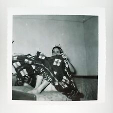 Foto de menina escondida sob cobertor de flanela década de 1950 mulher no canto da cama instantânea A4336, usado comprar usado  Enviando para Brazil