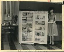 1965 Press Photo Hostess exibe capacidade de freezer moderno tamanho completo, usado comprar usado  Enviando para Brazil