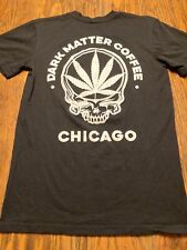 Camiseta Gráfica DARK MATTER COFFEE Chicago Tamanho Pequeno Roube Seu Rosto Pot Leaf HTF comprar usado  Enviando para Brazil