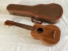 Ukelele KAMAKA Etiqueta Blanca Hecho en Honolulu, Hawai con Estuche Rígido de Cuerpo segunda mano  Embacar hacia Argentina