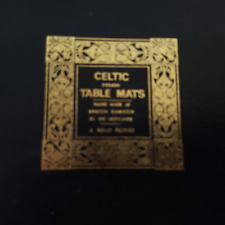 Usado, Tapetes de mesa celta porta-copos Escócia "The Three Heads" 5 1/4" ouro sobre vermelho novo na caixa comprar usado  Enviando para Brazil