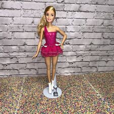 Usado, Muñeca de patín sobre hielo Barbie Careers con trofeo cabello rubio conjunto falda patines segunda mano  Embacar hacia Argentina