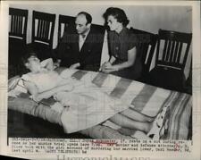 1949 Foto de prensa Joyce Schumaker, descansa en una cuna durante el recreo como su asesinato segunda mano  Embacar hacia Argentina