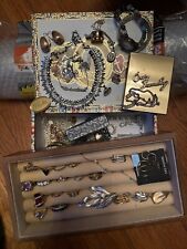 Caja de joyas llena de joyas vintage y de disfraz encontrada en el armario de almacenamiento segunda mano  Embacar hacia Mexico