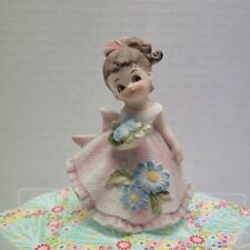 Estatuilla de porcelana de colección niña vestido rosa con arco azul flor ramo primavera segunda mano  Embacar hacia Argentina